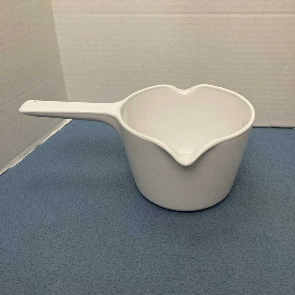 Corning Ware White Dual Spout 1 Quart Suce Pan (M-68-B) w/Interior Measure Marks